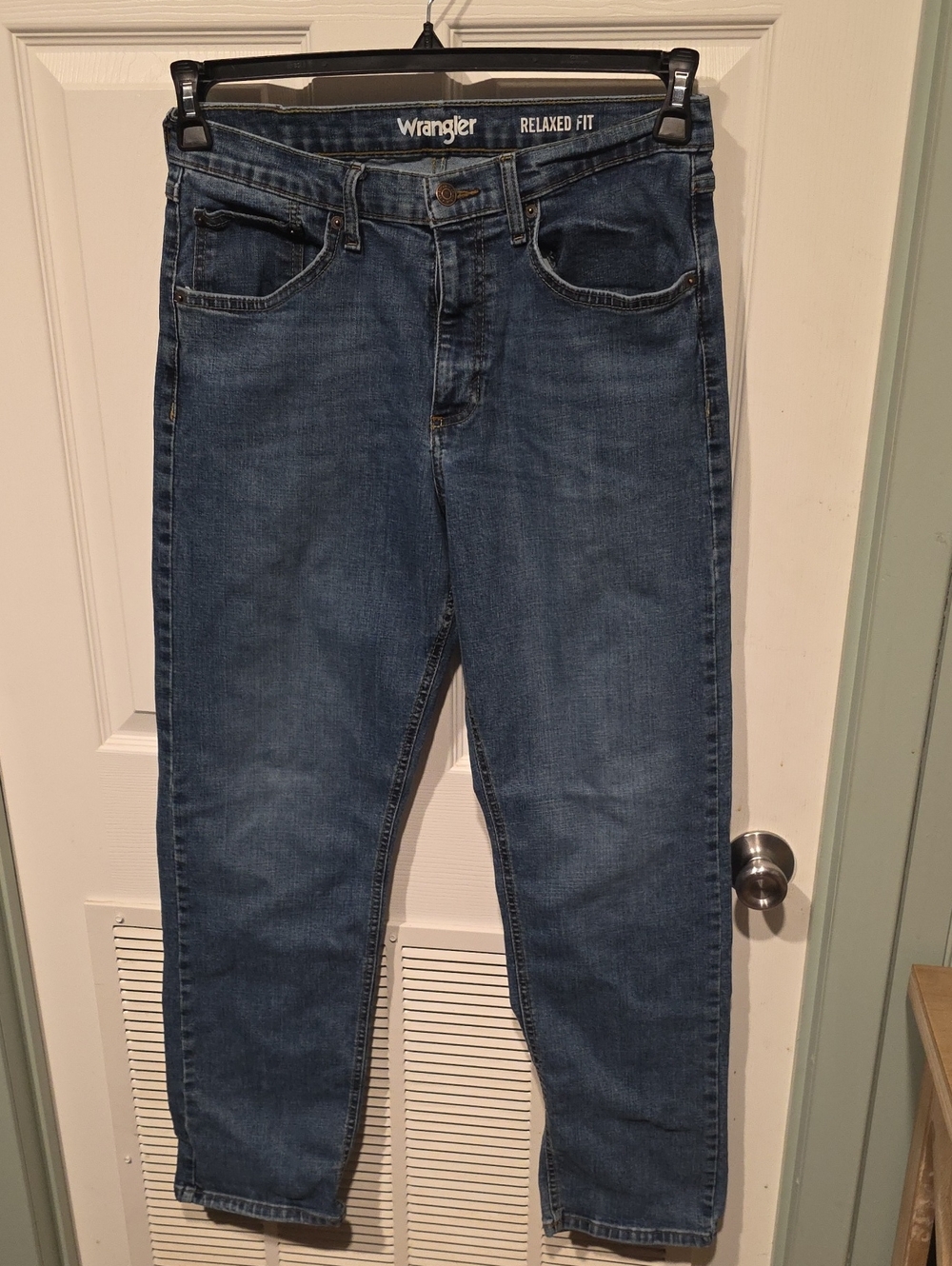 Wrangler Relaxed Fit Men's Jeans in Dark Blue Wash
